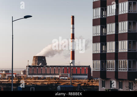 Industrial District. Ansicht des thermischen Kraftwerks-, Wohn- Hochhaus im Vordergrund. Stockfoto