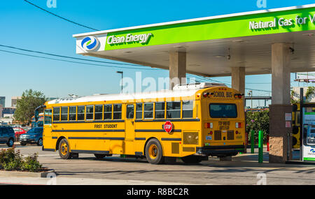 LOS ANGELES, Kalifornien, USA - 7. Februar 7, 2018: School Bus an einer Tankstelle. Kopieren Sie Platz für Text Stockfoto