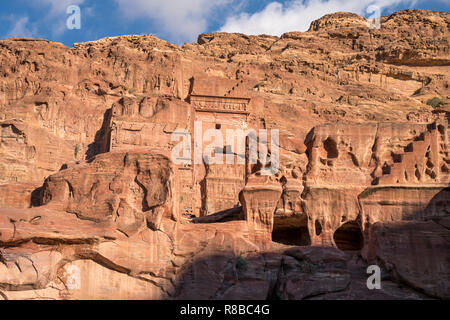 Felsgräber in der Landschaft und der historischen Ruinenstätte Petra, Jordanien, Asien | Gräber in die Landschaft rund um die antike Stadt Petra, Jor Stockfoto