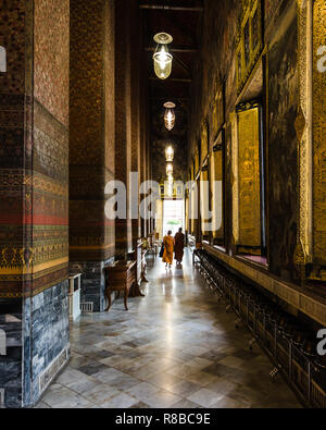 Zwei buddhistische Mönche im Tempel der Flur des Liegenden Buddha, Wat Pho, Bangkok, Thailand Stockfoto