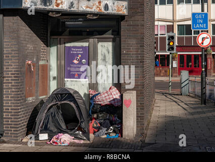 Zelt der Obdachlosen in Tür geschlossen Bank, Zentrum von Stoke-on-Trent Stockfoto