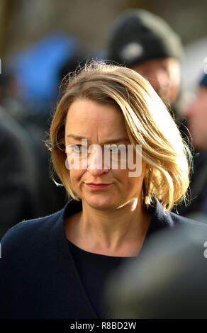 Laura Kuenssberg (BBC News politische Editor) auf College Green, Westminster, die Vertrauensabstimmung in Theresa's Mai Führung des Kons... Stockfoto