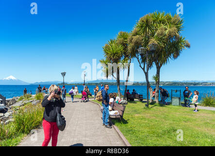 PUERTO VAGAS, CHILE - Januar 10, 2018: Eine Frau mit Kamera auf dem Hintergrund einer Berglandschaft. Kopieren Sie Platz für Text Stockfoto