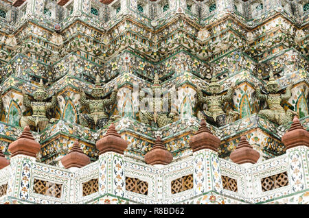 Detail von Porzellan und Keramik Dekoration von Wat Arun prangs, Bangkok, Thailand Stockfoto