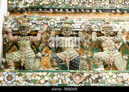 Detail von Porzellan und Keramik Dekoration von Wat Arun prangs, Bangkok, Thailand Stockfoto