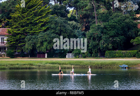 Stand Up Paddle Yoga, See von Hossegor, Frankreich Stockfoto