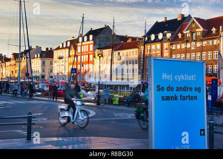 Radfahrer und Zeichen Warnung Vorsicht vor Anderen und Verlangsamen, Nyhavn, Kopenhagen, Dänemark, Skandinavien Stockfoto