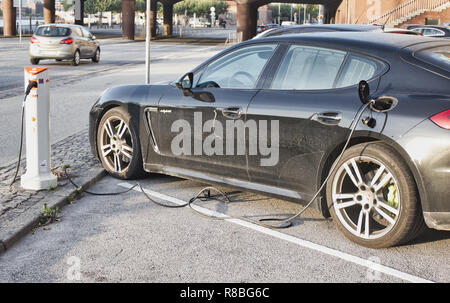 Elektroauto in Ladestation aufladen, Kopenhagen, Dänemark, Skandinavien Stockfoto