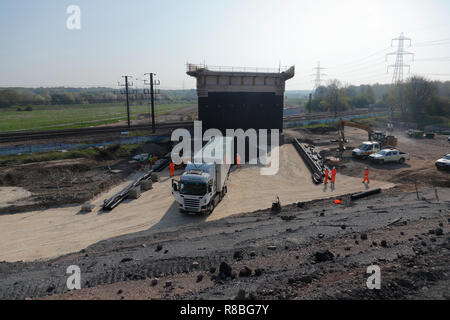 Ein hargreaves Lkw It's Last von leichten blähton Aggregat auf dem FARRRS link Straßenbau in Rossington, Doncaster. Stockfoto