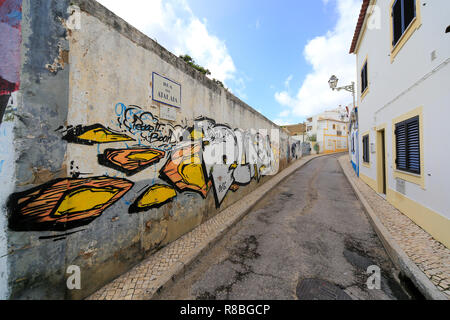 Graffiti auf der bröckelnden weiße Wände in der Altstadt von Lagos an der Algarve, Portugal. Stockfoto
