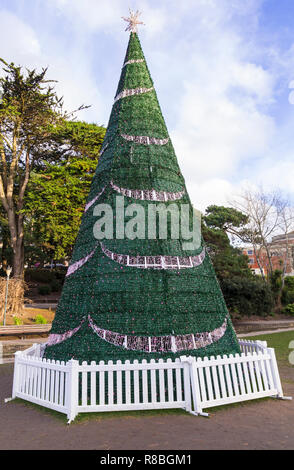 Warschau Baum, einem der vielen Weihnachtsbäume an der Bournemouth Weihnachtsbaum Wunderland, Bournemouth, Dorset UK im Dezember Stockfoto