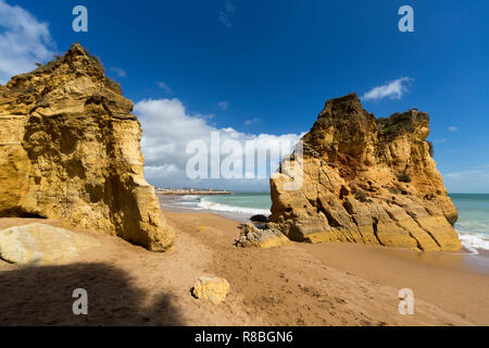 Rock aufschlüssen am Strand von Lagos in Portugal. Stockfoto