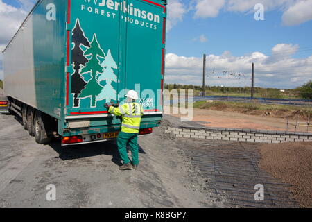 Ein hargreaves Lkw It's Last von leichten blähton Aggregat auf dem FARRRS link Straßenbau in Rossington, Doncaster. Stockfoto