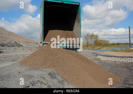 Ein hargreaves Lkw It's Last von leichten blähton Aggregat auf dem FARRRS link Straßenbau in Rossington, Doncaster. Stockfoto