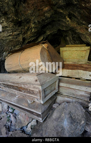 Stapel der Kiefer Särge, einige Hunderte von Jahren alt in kleinen Höhlen, die in den hohen Klippen der Echo Valley in Sagada. Der igorots Praxis einzigartige Grabkunst Zoll die Toten in Särgen gebunden oder Klippen genagelt begraben sind. Sagada Mountain Provinz Cordillera region Insel Luzon Philippinen Stockfoto