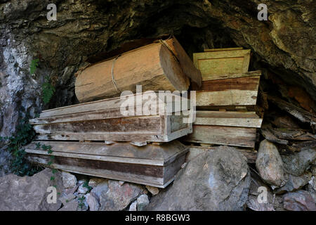 Stapel der Kiefer Särge, einige Hunderte von Jahren alt in kleinen Höhlen, die in den hohen Klippen der Echo Valley in Sagada. Der igorots Praxis einzigartige Grabkunst Zoll die Toten in Särgen gebunden oder Klippen genagelt begraben sind. Sagada Mountain Provinz Cordillera region Insel Luzon Philippinen Stockfoto