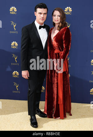 LOS ANGELES, Ca, USA - 17. SEPTEMBER: Finn Wittrock, Sarah Roberts am 70. jährlichen Primetime Emmy Awards bei Microsoft Theater in L.A. statt Live am 17. September 2018 in Los Angeles, Kalifornien, USA. (Foto von Xavier Collin/Image Press Agency) Stockfoto