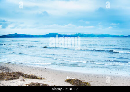 Küste auf das Meer blauer Himmel den Sand Hügel am Horizont. Meer von Japan im Pazifischen Ozean Stockfoto