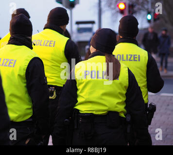 Bremen, Deutschland - Gruppe von Polizisten in schwarzen Uniformen und Hi-viz Westen Patrouillen der Weihnachtsmarkt Stockfoto