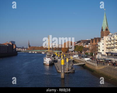 Bremen, Deutschland - Blick auf die Weser und die historische Schlachte Waterfront mit der Kirchturm von St. Martini Kirche Stockfoto