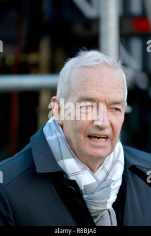 Jon Snow (Channel 4 News) auf College Green, Westminster, die Vertrauensabstimmung in Theresa's kann die Führung der Konservativen Partei 12 De zu decken Stockfoto