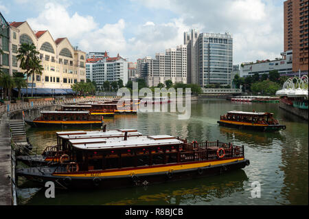 11.04.2018, Singapur, Singapur - Ausflugsschiffe am Pier von Alkaff Quay Entlang des Singapore River. 0 SL 180411 D003 CAROEX.JPG [MODEL RELEASE: NICHT EIN Stockfoto