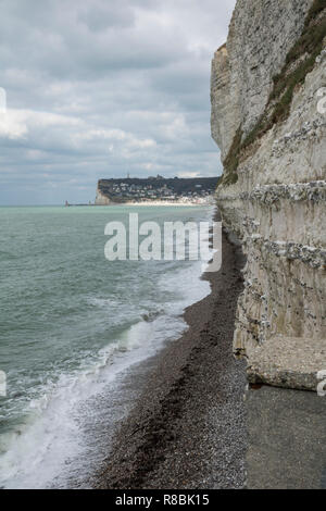 Opale Küste, Picardie, Frankreich, Schichten von Feuerstein in Kreidefelsen, Kreidezeit, Sedimentgestein Stockfoto