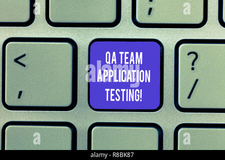 Schreiben Hinweis mit dem QA-Team Anwendungstests. Business Foto präsentiert die Frage und die Antworten, Software Test Tastatur Absicht com zu erstellen Stockfoto