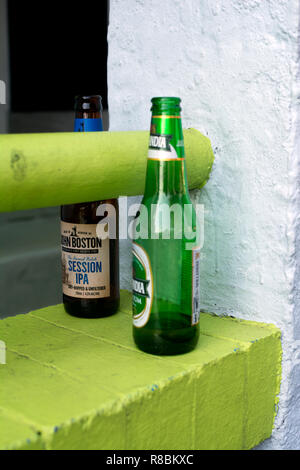 Leere Bierflaschen auf einer Wand, Brisbane, Queensland, Australien links Stockfoto