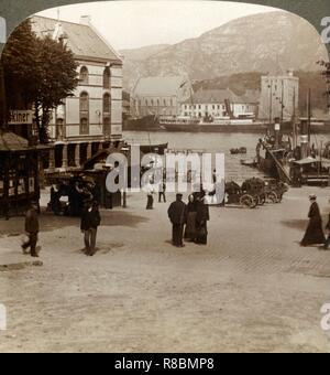 "Malerische alte Festung (Bergenhus), von einem Platz in der modernen Stadt, Bergen, Norwegen", 1905. Schöpfer: Unbekannt. Stockfoto