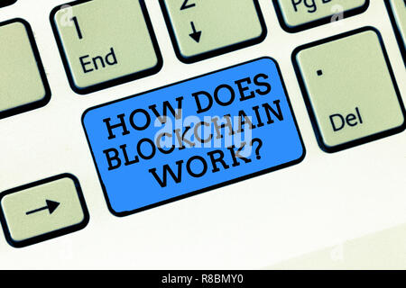 Wort schreiben Text wie Blockchain Arbeiten. Business Konzept für dezentrale Geld Handel cryptocurrency Taste der Tastatur Absicht Computer zu erstellen. Stockfoto