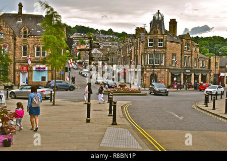 Hübsche Blumenarrangements und schöne alte Gebäude dieser Straße Blick auf den historischen Ortskern von Matlock in Derbyshire zu verbessern. Stockfoto