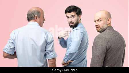 Sprechen Sie über mich Konzept. Horizontale Portrait von drei Menschen, die verwirrt verwirrt unsicheren Gesichtsausdruck Stockfoto