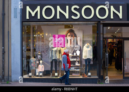 Monsun-Shop in Der High Street, Southend on Sea, Essex, Großbritannien mit Verkaufszeichen im Schaufenster. 20 %. Modegeschäft Schaufensteranzeige mit Person Stockfoto