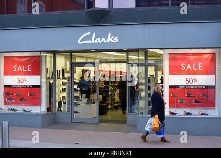 Clarks Schuh shop shop vorne in der High Street, Southend On Sea, Essex, Großbritannien mit Verkauf Zeichen im Schaufenster. 50 % der halben Preis verkaufen. Clarks Schuhe