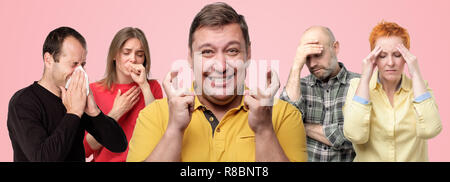 Horizontale collage Portrait von mehreren Menschen krank. Reifer Mann in der Mitte die Daumen. Er hat angst Grippe zu fangen. Stockfoto
