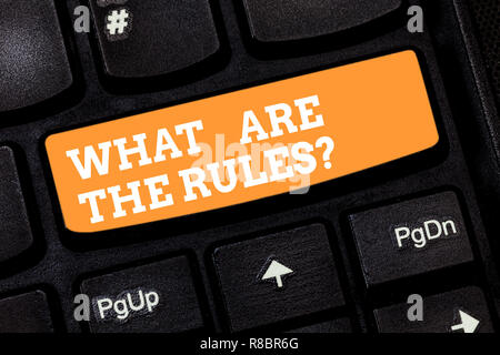 Schreiben Hinweis zeigen, was sind die Rulesquestion. Business Foto zur Schau stellen die Verordnungen vor dem Start alles andere Taste der Tastatur Absicht zu c Stockfoto