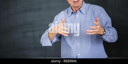 Männliche Oberlehrer Mathematikunterricht, an die Tafel schreiben Stockfoto