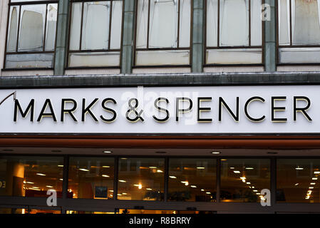 Marks & Spencer Department Store in der High Street, Southend On Sea, Essex, Großbritannien. Schaufenster und Zeichen Stockfoto