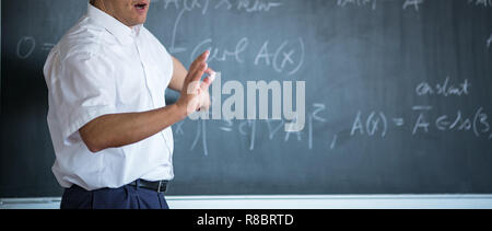 Männliche Oberlehrer Mathematikunterricht, an die Tafel schreiben Stockfoto