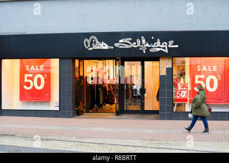 Miss Selfridge shop shop in der High Street, Southend On Sea, Essex, Großbritannien mit Verkauf Zeichen im Schaufenster. 50 % Verkauf zum halben Preis. Passant Stockfoto