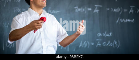 Männliche Oberlehrer Mathematikunterricht, an die Tafel schreiben Stockfoto
