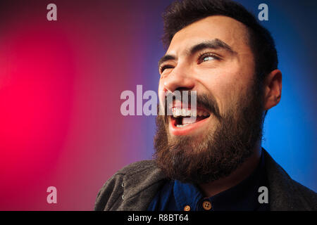 Ew. Es ist so gross. Junger Mann mit angewiderten Ausdruck etwas herzögliches Heer zurück. Ekel Konzept. Junge Mensch. Menschliche Gefühle, Mimik Konzept. Studio. Stockfoto