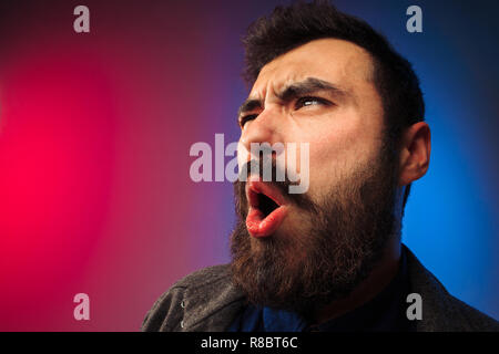 Ew. Es ist so gross. Junger Mann mit angewiderten Ausdruck etwas herzögliches Heer zurück. Ekel Konzept. Junge Mensch. Menschliche Gefühle, Mimik Konzept. Studio. Stockfoto