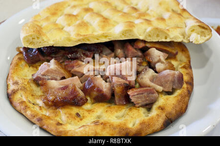 Austell (Lamm, langsam in eine Grube gekocht), serviert auf einem flachen Brot in der Türkei. Stockfoto