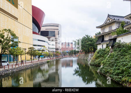 Riverwalk Kitakyushu, ein prestigeträchtiges Einkaufszentrum in der Stadt Kitakyushu (Kokura Ward), Süd Japan. Der wassergraben von Kokura Castle können an gesehen werden. Stockfoto