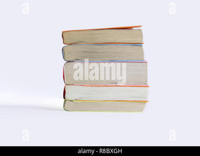 Kleinen Stapel Bücher. auf weißem Hintergrund. Foto mit Kopie Raum Stockfoto