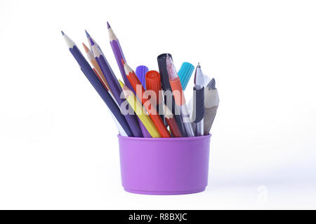 Marker, Stifte und Buntstifte. auf weißem Hintergrund. Foto mit Kopie Raum Stockfoto