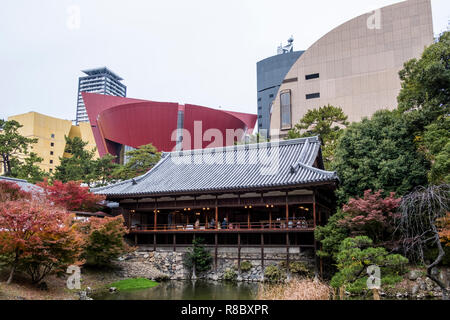 Riverwalk Kitakyushu, ein prestigeträchtiges Einkaufszentrum in der Stadt Kitakyushu (Kokura Ward), Süd Japan. In der Front, der Kaffee hosue von Kokura Cas Stockfoto