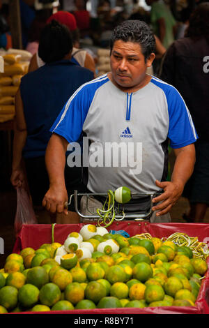 Die Menschen waren verkaufen in Belen Markt Stockfoto